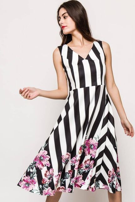 Čierno-biele pruhované letné šaty s kvetinovým vzorom