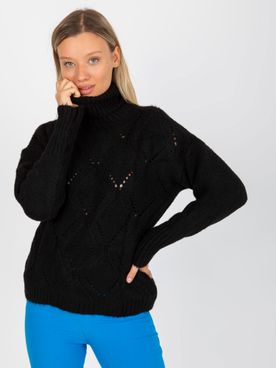 Čierny pletený sveter s golierom a lichobežníkovým vzorom