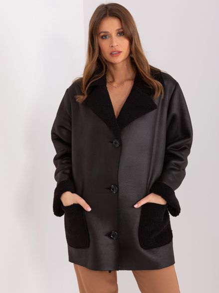 Čierny zateplený kabát s imitáciou ovčej kožušiny