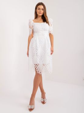 Dámske biele elegantné midi šaty s ažurovým vzorom