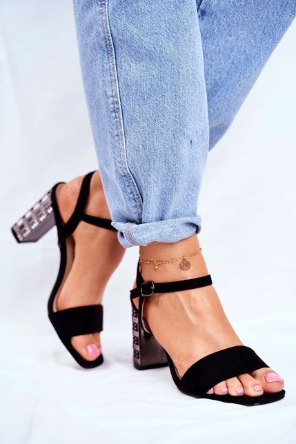 Semišové sandále v čiernej farbe s ozdobným blokovým podpätkom