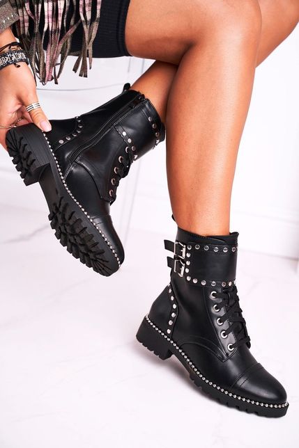Čierne zateplené topánky so striebornými prvkami