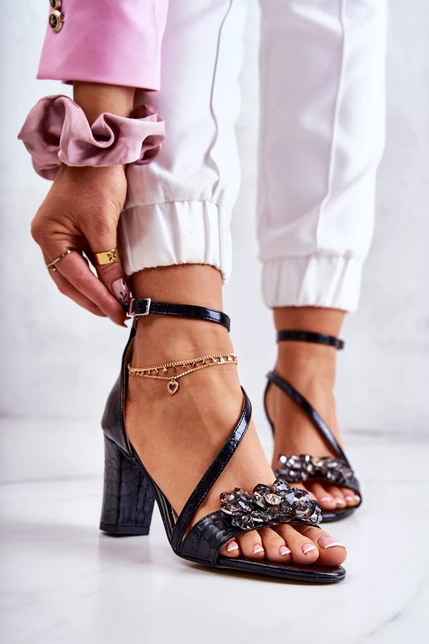 Čierne kožené dámske sandále s ozdobou a kryštálom