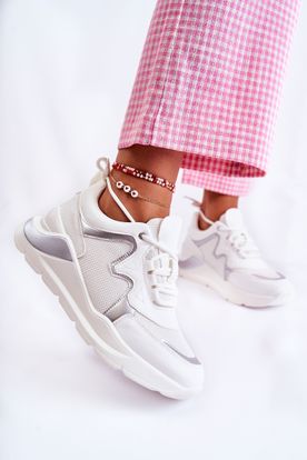 Módne biele dámske sneakersy so striebornými doplnkami