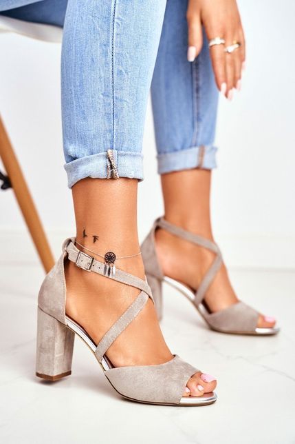 Dámske sandále v sivo-striebornej farbe s remienkom okolo členku