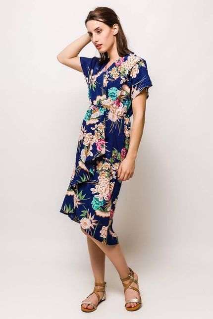 Tmavomodré midi šaty s kvetinovým vzorom