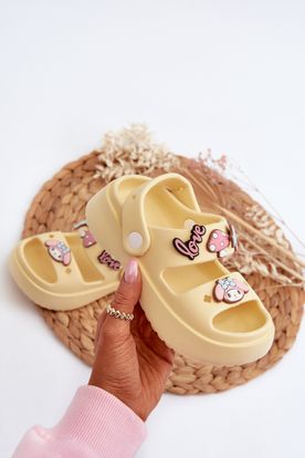 Detské žlté ľahké penové sandále s ozdobami