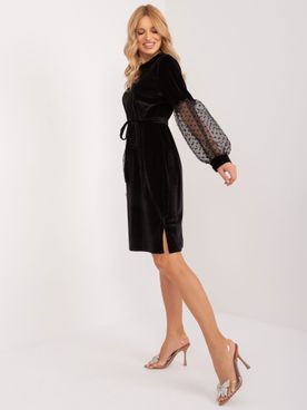Elegantné dámske čierne zamatové koktejlové šaty s opaskom