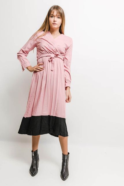 Elegantné polodlhé šaty svetlo-ružovej farby s mašľou