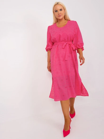 Elegantné tmavo-ružové bavlnené plus size šaty s výšivkou, viazaním a volánovými rukávmi