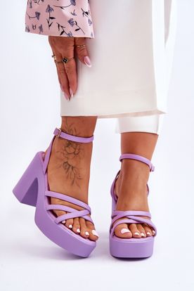 Štýlové fialové sandále s prúžkami na vysokom podpätku