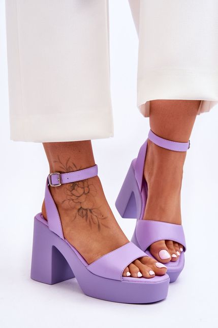 Fialové módne klasické sandále na vysokom podpätku
