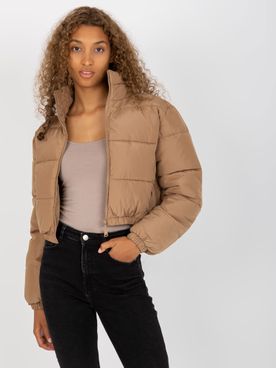 Krátka hnedá prešívaná zimná bunda pre ženy