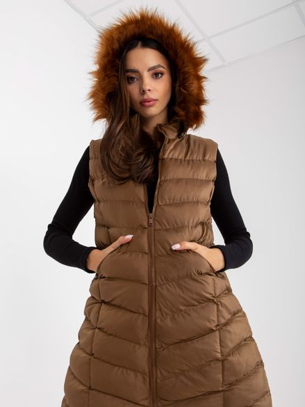 Hnedá dámska prešívaná zateplená vesta s kapucňou s kožušinou