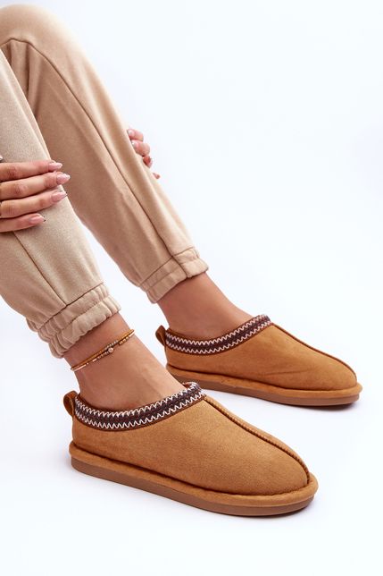 Hnedé nasúvacie semišové papuče s ozdobným vzorom