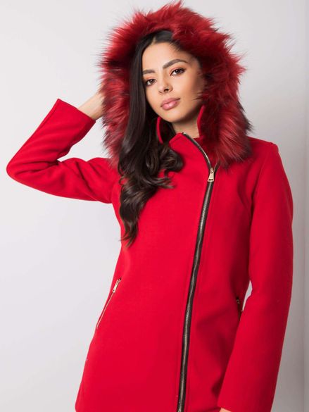 Červený kabát s kapucňou