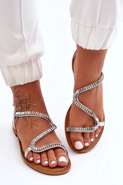 Klasické strieborné dámske sandále s módnym zdobením