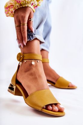 Horčicové kožené sandále so zlatým podpätkom Laura Messi
