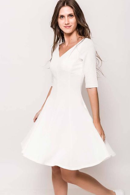 Krátke biele áčkové šaty s výstrihom do V