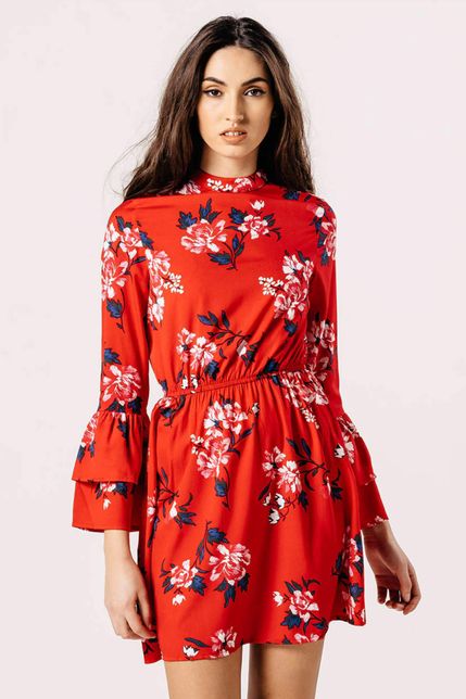 Krátke červené šaty s kvetinovým vzorom