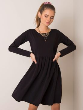 Krátke čierne šaty áčkového strihu s dlhým rukávom