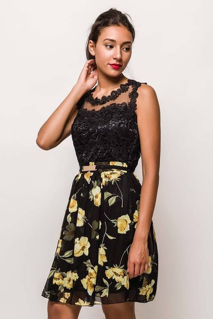 Krátke čipkované čierne šaty s kvetovanou sukňou