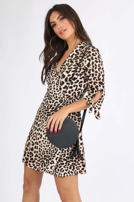Krátke šaty s leopardím vzorom a výstrihom do V