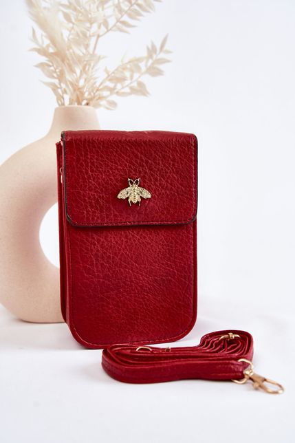 Malá červená kabelka so zlatým ornamentom