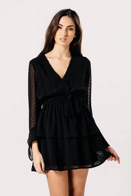 Čierne mini šaty s véčkovým výstrihom