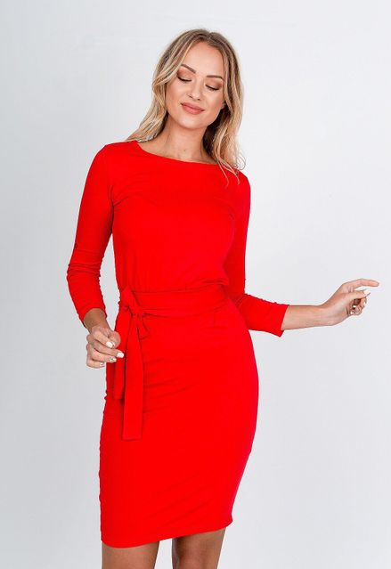 Polodlhé červené púzdrové šaty s opaskom