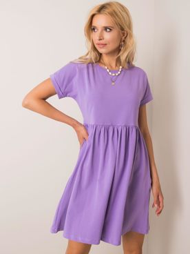 Krátke fialové šaty s krátkymi zvinutými rukávmi