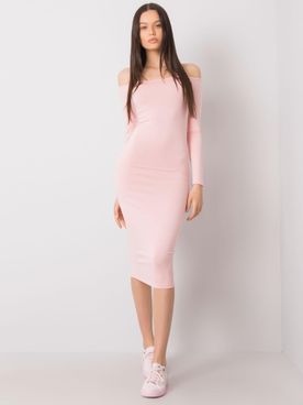 Svetlo-ružové priliehavé šaty s odhalenými ramenami a dlhým rukávom