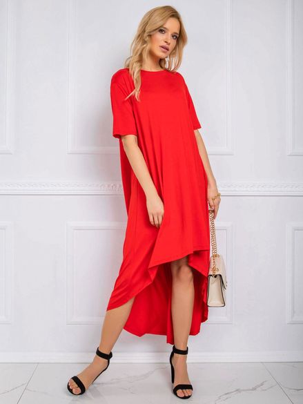 Asymetrické červené šaty voľného strihu
