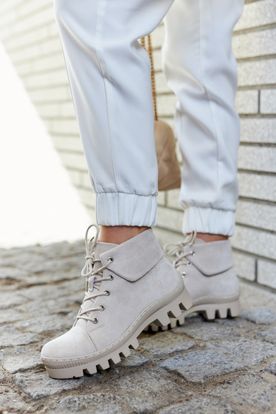 Sivé jesenné semišové topánky Trapery s viazaním