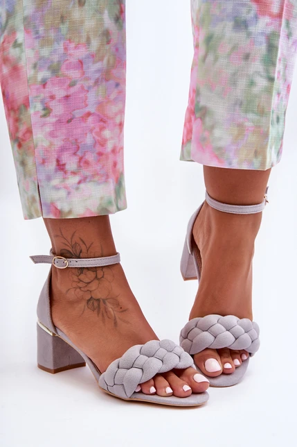 Sivé semišové elegantné sandále so vzorom vrkoča
