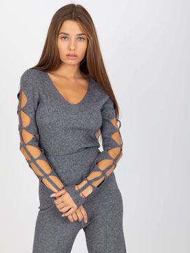 Štýlový rebrovaný tmavo-sivý sveter s výrezmi na rukávoch