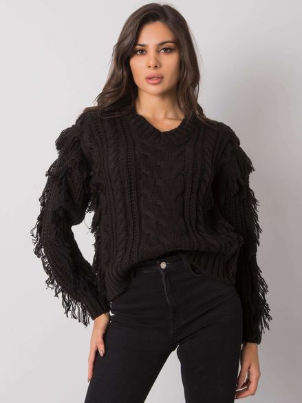 Čierny pletený sveter s vrkočovým vzorom a strapcami