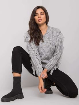 Sivý pletený sveter s vrkočovým vzorom a strapcami