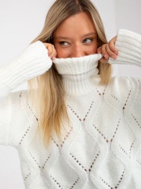 Ecru biely pletený sveter s golierom a lichobežníkovým vzorom