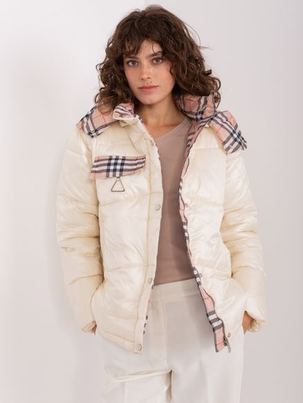 Svetlo-béžová prešívaná zimná bunda s károvanou podšívkou a kapucňou