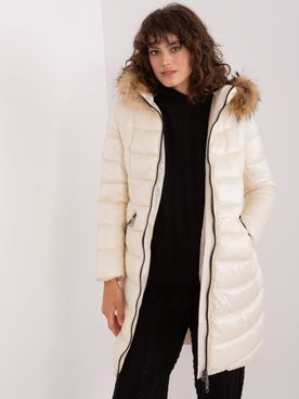 Svetlo-béžová prešívaná zimná bunda s kožušinou na kapucni