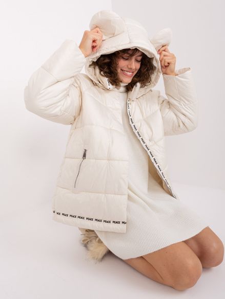 Svetlo-béžová prešívaná zimná bunda s nápismi a kapucňou s uškami