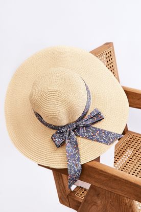 Svetlo-béžový dámsky módny klobúk so sivou kvetinovou mašľou