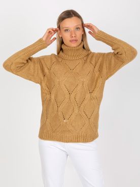 Svetlo-hnedý pletený sveter s golierom a lichobežníkovým vzorom