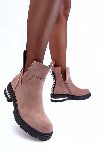 Tmavo-béžové semišové členkové dámske topánky s výrezmi na čiernej platforme