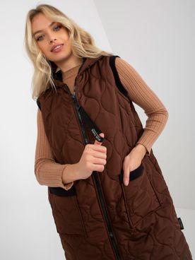 Tmavo-hnedá jednoduchá prešívaná zateplená vesta s vreckami a kapucňou