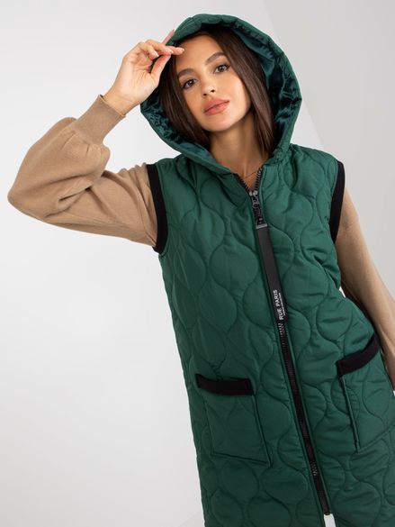 Tmavo-zelená jednoduchá prešívaná zateplená vesta s vreckami a kapucňou