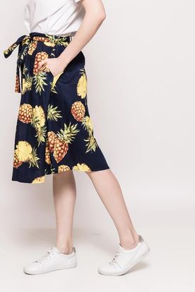 Tmavo-modrá letná dámska polodlhá sukňa s potlačou ananásov a viazaním