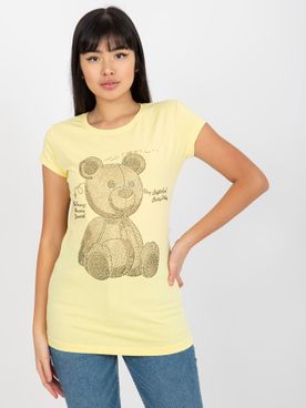 Svetlo-žlté vypasované tričko s krátkym rukávom a medvedíkom