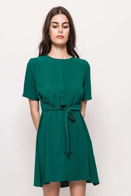 Krátke zelené šaty so sťahovacím opaskom